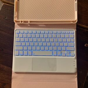 Rose gold-White Keyboard Case with Backlight. iPad 7-9 generation 11.2 “